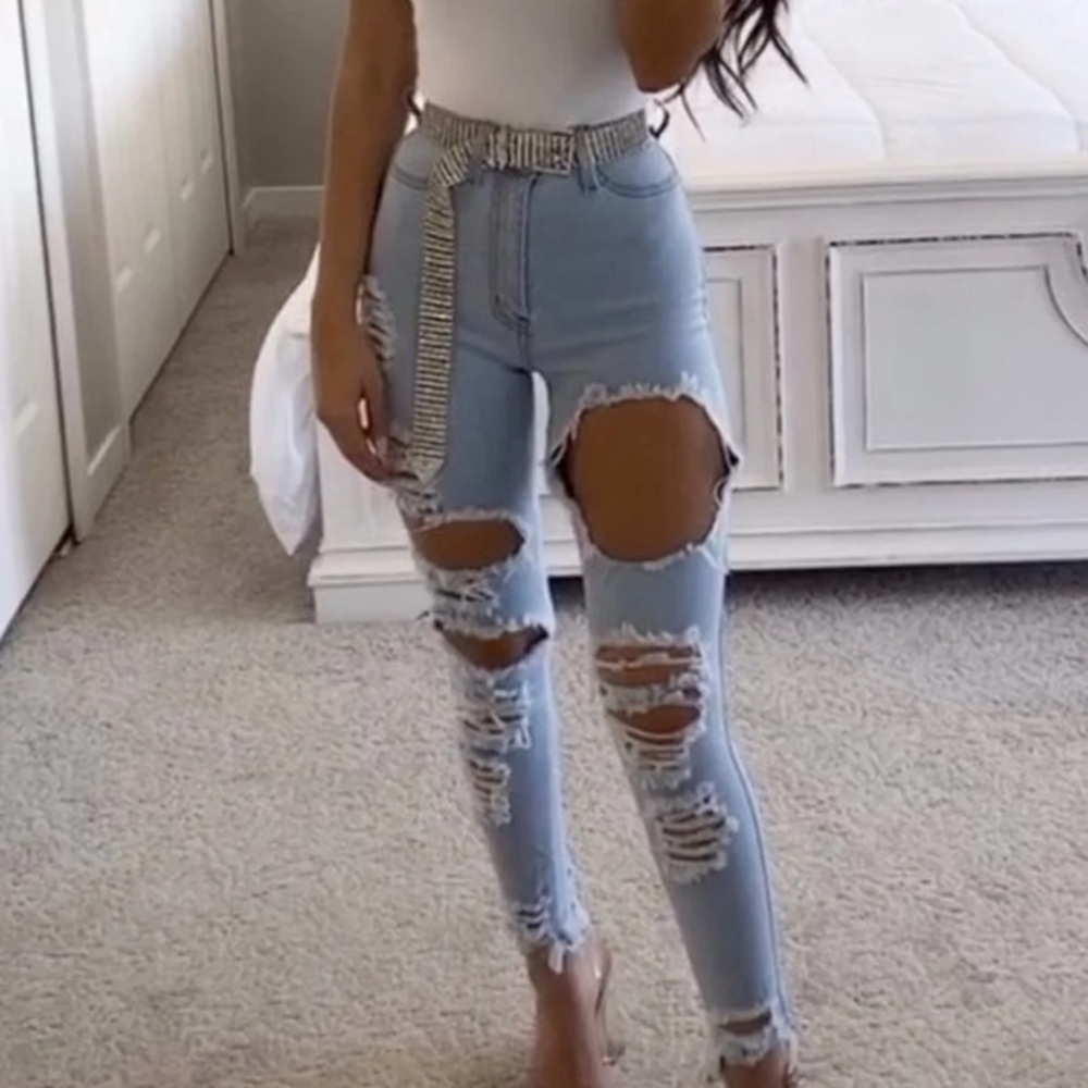 Vibrant MIU Distressed skinny jeans!